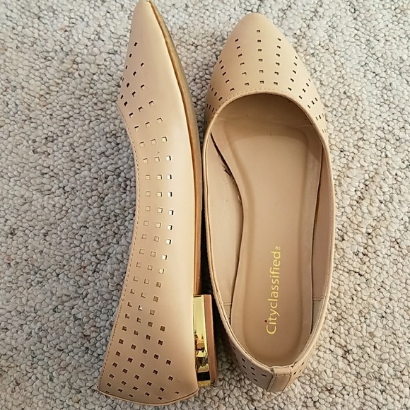 Nude pointed flats w/ gold accents size 7.5 - Picture 1 of 7